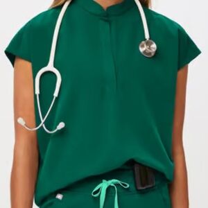 NWT FIGS Rafaela scrub top in hunter green